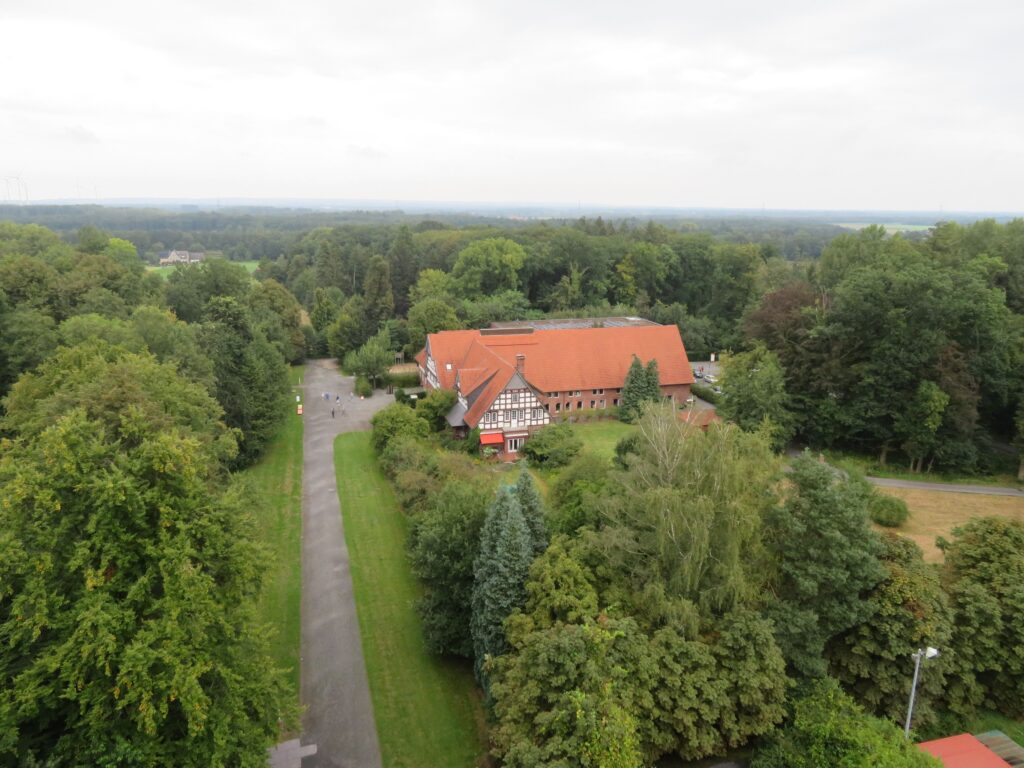 Blick vom Turm auf den Weg und einem weiteren Gebäude der Museumsanlage