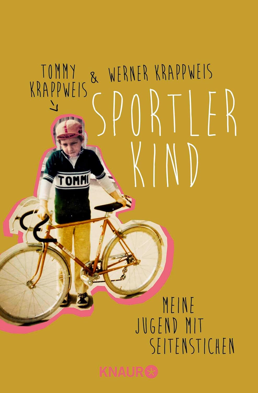 Das Bild zeigt das Cover eines Buches mit einem warmen, senfgelben Hintergrund. In der Mitte befindet sich ein ausgeschnittenes Foto, das mit einem pinkfarbenen Rahmen eingefasst ist. Auf dem Foto steht ein Kind im Alter von etwa acht bis zehn Jahren. Das Kind trägt ein komplettes Radrenn‑Outfit: ein Trikot, eine beige Hose und eine passende Radmütze. Das Trikot ist grün, mit weißen Streifen. Auf der Brust des Trikots steht in großen Buchstaben der Name „TOMMI“. Das Kind hält ein goldenes Rennrad mit dünnen Reifen und gebogenem Lenker. Die Haltung wirkt ein bisschen resigniert posierend, als würde das Kind zeigen sollen: „Schaut mal, ich bin ein richtiger Sportler.“ Die Szene hat einen nostalgischen Charakter, als stamme das Foto aus den 1970er oder 1980er Jahren. Über dem Foto stehen die Namen der Autor*innen: „TOMMY KRAPPWEIS & WERNER KRAPPWEIS“ Unter dem Foto steht der Buchtitel in großen, klaren Buchstaben: „SPORTLER KIND“ Darunter der Untertitel: „MEINE JUGEND MIT SEITENSTICHEN“ Ganz unten befindet sich das Verlagslogo „KNAUR✶“.