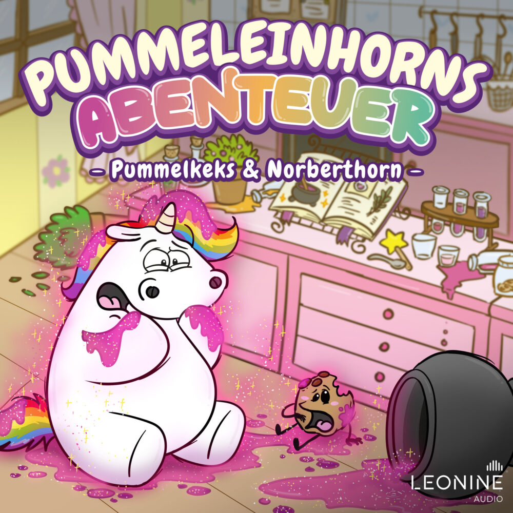 In einer warmen, pastellfarbenen Küche sitzt ein rundliches, weißes Einhorn mit Regenbogenmähne und -schweif auf dem Boden. Das Einhorn ist komplett mit glitzerndem, pinkem Schleim bedeckt, der über seinen Bauch, die Beine und den Schweif läuft. Es wirkt überraschtund verwirrt. Direkt neben dem Einhorn sitzt ein kleiner, lebendiger Keks mit Armen und Beinen. Der Keks hat große, freundliche Augen und ist ebenfalls mit pinkem Schleim bespritzt. Er schaut das Einhorn an, als würden die beiden gemeinsam in diesem glibberigen Durcheinander stecken. Die Umgebung ist eine gemütliche Küche in Rosa- und Pastelltönen, die aktuell als Labor genutzt wird. Hinter den beiden stehen pinke Schränke, offene Regale und ein Tisch, auf dem ein aufgeschlagenes Buch liegt – vermutlich ein Rezept oder eine Anleitung. Daneben stehen Gläser und Fläschchen, aus denen bunte Flüssigkeiten ausgelaufen sind. Auf dem Boden sieht man weitere Kleckse des pinken Schleims. Oben im Bild steht der Titel: „Pummeleinhorns Abenteuer – Pummelkeks & Norberthorn –“ Unten rechts befindet sich das Logo „LEONINE AUDIO“. Die Szene wirkt verspielt, chaotisch und freundlich – wie ein humorvolles Fantasy-Abenteuer voller Glitzer und Missgeschicke.